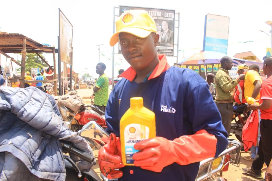 Fundi wetu akiwa tayari kumhudumia afisa usafirishaji aliyofanya maamuzi ya kutumia oil ya Shell