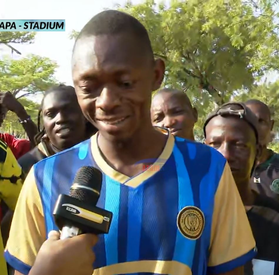 KUTOKA BENJAMIN MKAPA: Shabiki wa Azam FC aibukia Benjamin Mkapa akiifuata mechi ya Yanga dhidi ya Silver Strikers