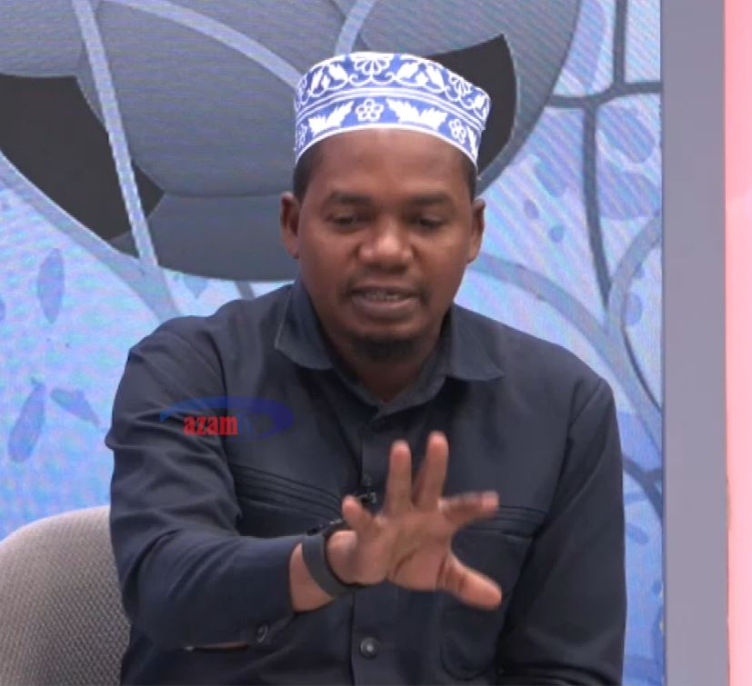 MUM MARATHON: Msikie Katibu wa MUM Marathon, Ahmad Msamaha kutoka Chuo Kikuu cha Kiislamu cha Morogoro (MUM) akitoa historia ya ...