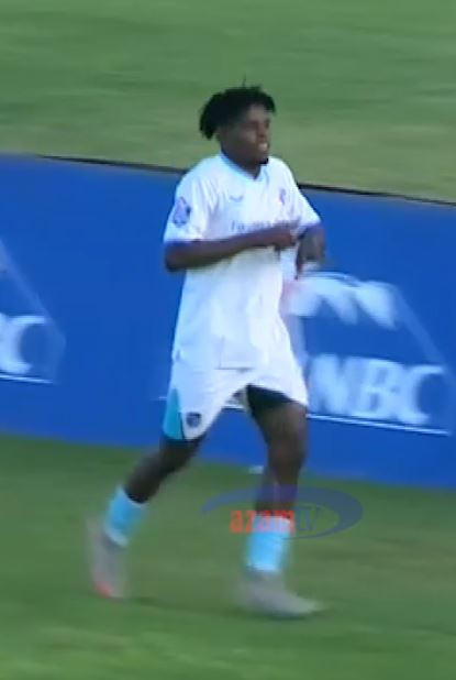 #NBCPL Ni dakika cha majeruhi…..Chuga kamuona Mmwanuke; Mwanuke akapiga ‘tangulia’, kisha akamwaga mma…..mabeki wote wakayumba…M...