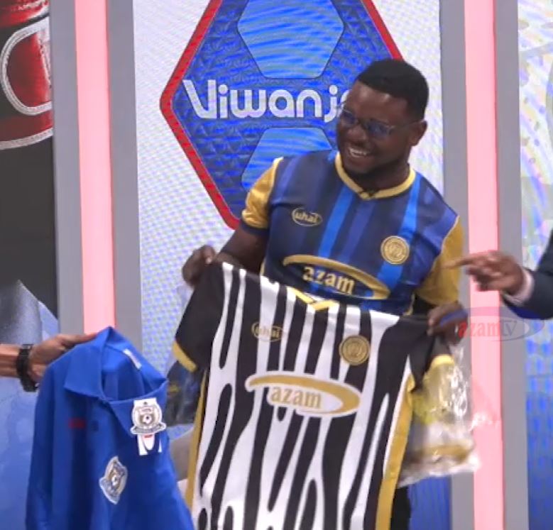 NUNUA JEZI YA AZAM FC UPATE NYINGINE BURE: Tazama fulana (t’shirt) ambazo Azam FC wanagawa bure kama ukinunua jezi zao ‘orijino’