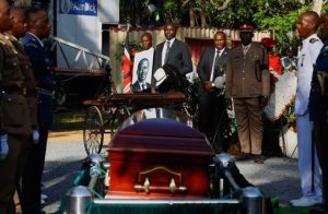 Raila Odinga ashushwa kaburini kwa heshima ya kijeshi