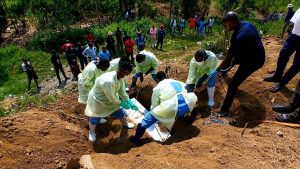 Ebola DRC: Shirika la Msalaba Mwekundu linakabiliwa na kazi ngumu ya kuwazika waathiriwa