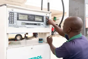 Jinsi uamuzi wa Dangote wa kuuza mafuta kwa kutumia dola utakavyokuathiri