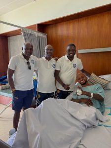 Kocha Mkuu wa Azam FC, Florent Ibengé, akiwa ameambatana na wajumbe wa benchi la ufundi la klabu hiyo, wamemtembelea kiungo msha…