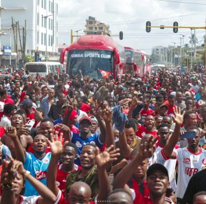 PARADE LA SIMBA SC: Mashabiki wa Simba SC bado wanaendelea na paredi lao wakisheherekea ushindi wa Kombe la Shirikisho la CRDB B…
